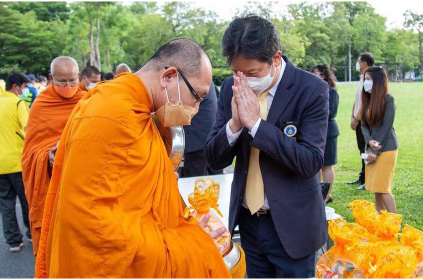 พิธีทำบุญตักบาตร พิธีเจริญพระพุทธมนต์ถวายพระราชกุศล พิธีถวายเครื่องราชสักการะ พิธีถวายราชสดุดีเฉลิมพระเกียรติฯ