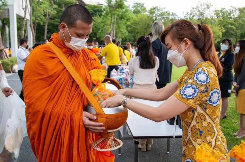 พิธีทำบุญตักบาตร พิธีเจริญพระพุทธมนต์ถวายพระราชกุศล พิธีถวายเครื่องราชสักการะ พิธีถวายราชสดุดีเฉลิมพระเกียรติฯ
