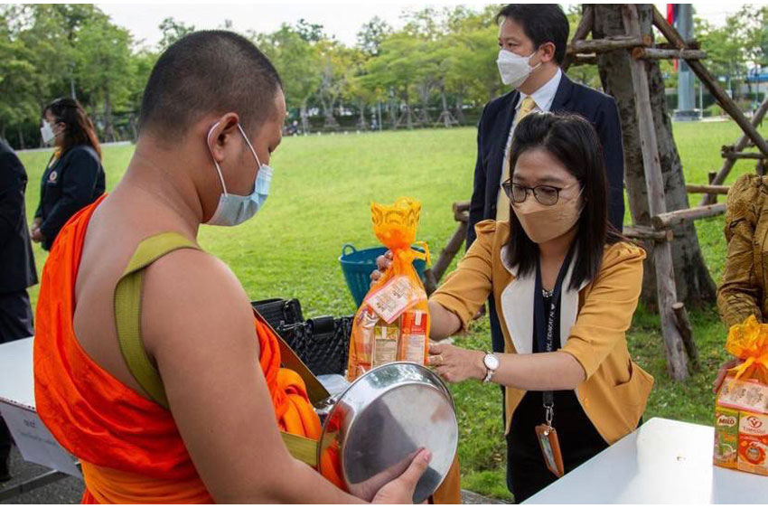 พิธีทำบุญตักบาตร พิธีเจริญพระพุทธมนต์ถวายพระราชกุศล พิธีถวายเครื่องราชสักการะ พิธีถวายราชสดุดีเฉลิมพระเกียรติฯ