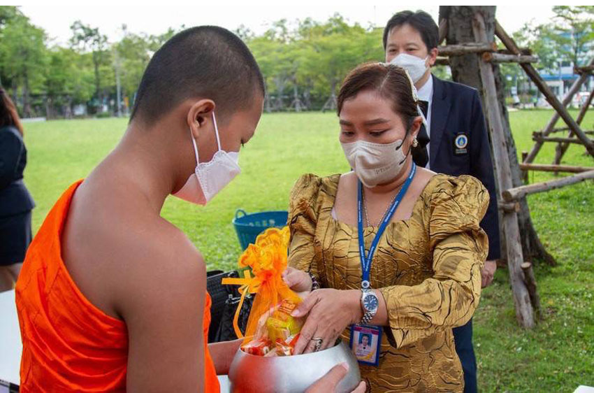 พิธีทำบุญตักบาตร พิธีเจริญพระพุทธมนต์ถวายพระราชกุศล พิธีถวายเครื่องราชสักการะ พิธีถวายราชสดุดีเฉลิมพระเกียรติฯ