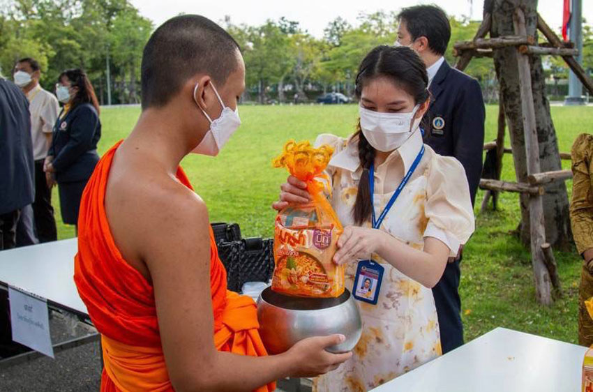 พิธีทำบุญตักบาตร พิธีเจริญพระพุทธมนต์ถวายพระราชกุศล พิธีถวายเครื่องราชสักการะ พิธีถวายราชสดุดีเฉลิมพระเกียรติฯ