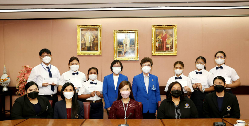 พิธีมอบทุนการศึกษามูลนิธิช่วยนักเรียนที่ขาดแคลน ในพระบรมราชินูปถัมภ์ (ม.น.ข.) พิธีมอบทุนการศึกษามูลนิธิช่วยนักเรียนที่ขาดแคลน ในพระบรมราชินูปถัมภ์ (ม.น.ข.)