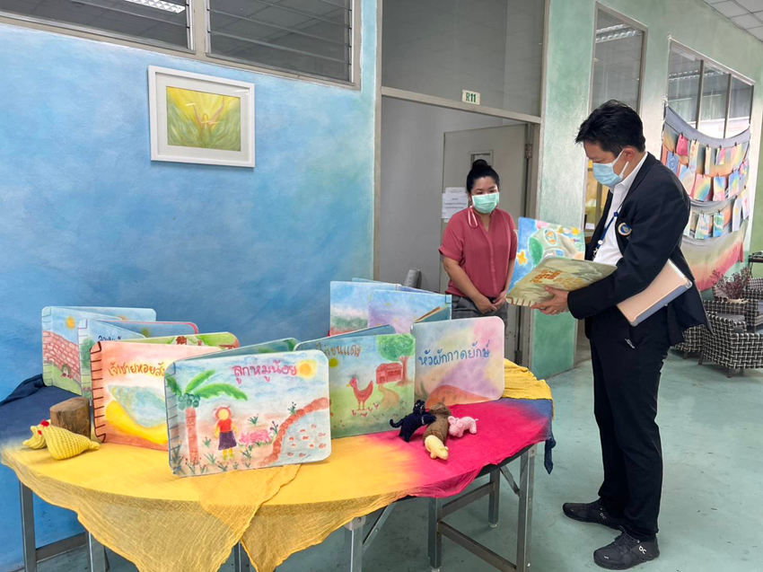 รักษาการแทนคณบดีวิทยาลัยราชสุดา ได้เยี่ยมชมผลงานของนักศึกษา ชั้นปีที่ 2 (รายวิชาศิลปะสําหรับครู) หลักสูตรศึกษาศาสตรบัณฑิต