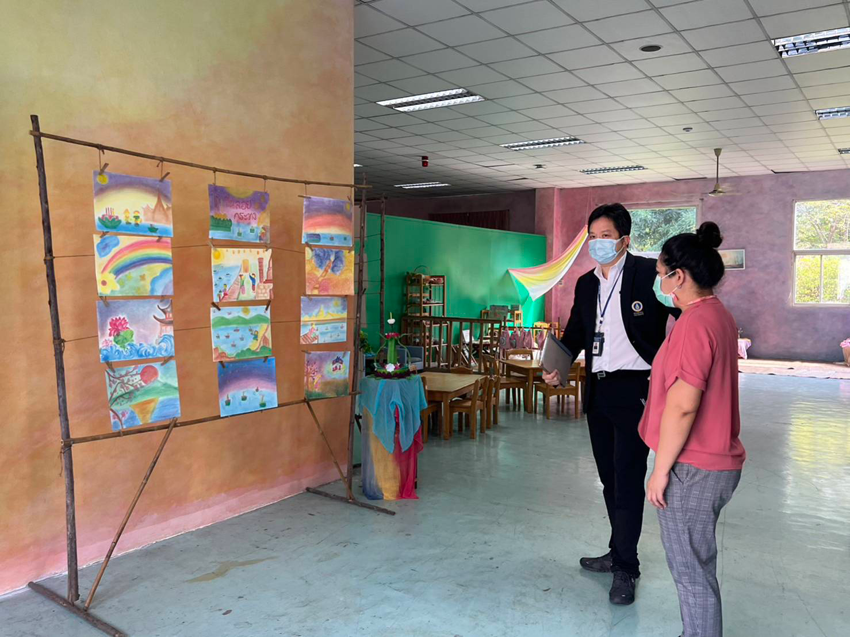 รักษาการแทนคณบดีวิทยาลัยราชสุดา ได้เยี่ยมชมผลงานของนักศึกษา ชั้นปีที่ 2 (รายวิชาศิลปะสําหรับครู) หลักสูตรศึกษาศาสตรบัณฑิต