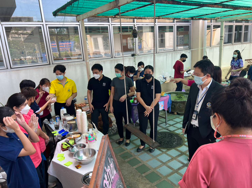 รักษาการแทนคณบดีวิทยาลัยราชสุดา ได้เยี่ยมชมผลงานของนักศึกษา ชั้นปีที่ 2 (รายวิชาศิลปะสําหรับครู) หลักสูตรศึกษาศาสตรบัณฑิต