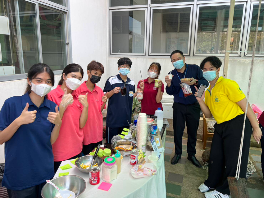 รักษาการแทนคณบดีวิทยาลัยราชสุดา ได้เยี่ยมชมผลงานของนักศึกษา ชั้นปีที่ 2 (รายวิชาศิลปะสําหรับครู) หลักสูตรศึกษาศาสตรบัณฑิต