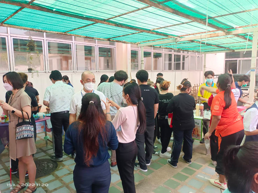 รักษาการแทนคณบดีวิทยาลัยราชสุดา ได้เยี่ยมชมผลงานของนักศึกษา ชั้นปีที่ 2 (รายวิชาศิลปะสําหรับครู) หลักสูตรศึกษาศาสตรบัณฑิต