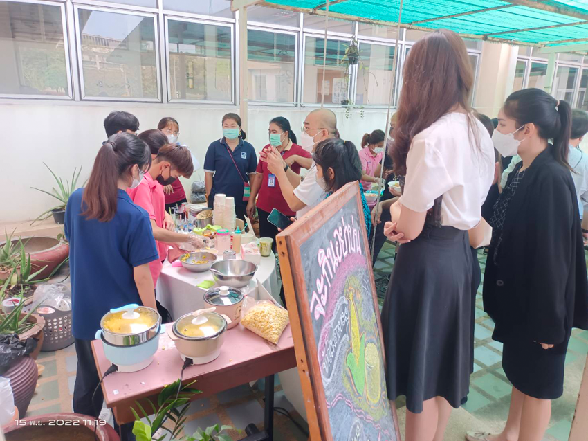 รักษาการแทนคณบดีวิทยาลัยราชสุดา ได้เยี่ยมชมผลงานของนักศึกษา ชั้นปีที่ 2 (รายวิชาศิลปะสําหรับครู) หลักสูตรศึกษาศาสตรบัณฑิต