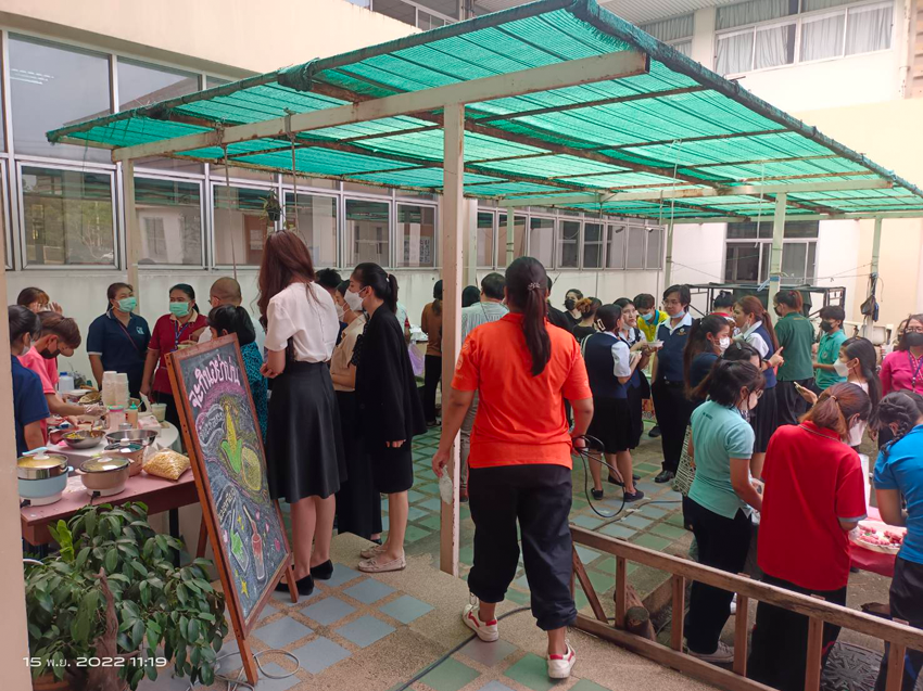 รักษาการแทนคณบดีวิทยาลัยราชสุดา ได้เยี่ยมชมผลงานของนักศึกษา ชั้นปีที่ 2 (รายวิชาศิลปะสําหรับครู) หลักสูตรศึกษาศาสตรบัณฑิต