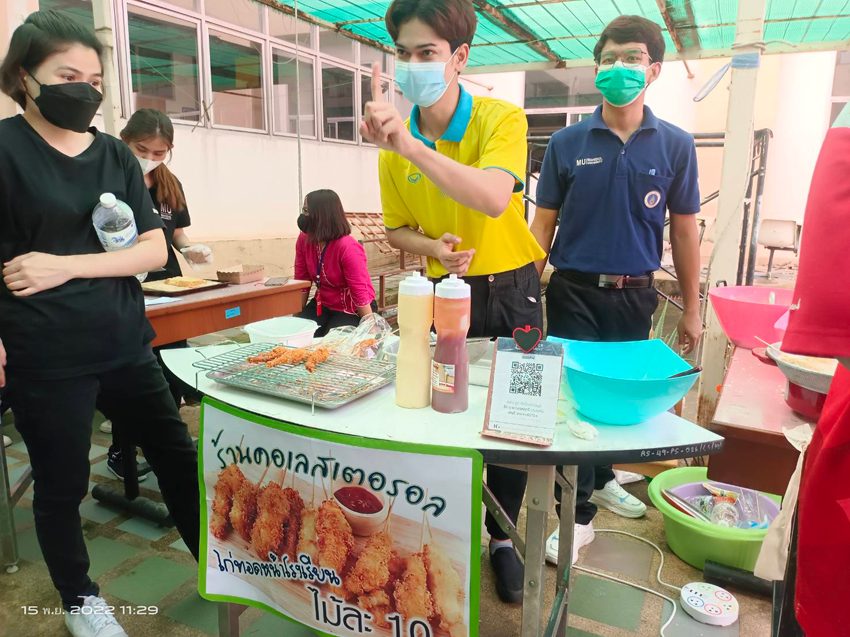 รักษาการแทนคณบดีวิทยาลัยราชสุดา ได้เยี่ยมชมผลงานของนักศึกษา ชั้นปีที่ 2 (รายวิชาศิลปะสําหรับครู) หลักสูตรศึกษาศาสตรบัณฑิต
