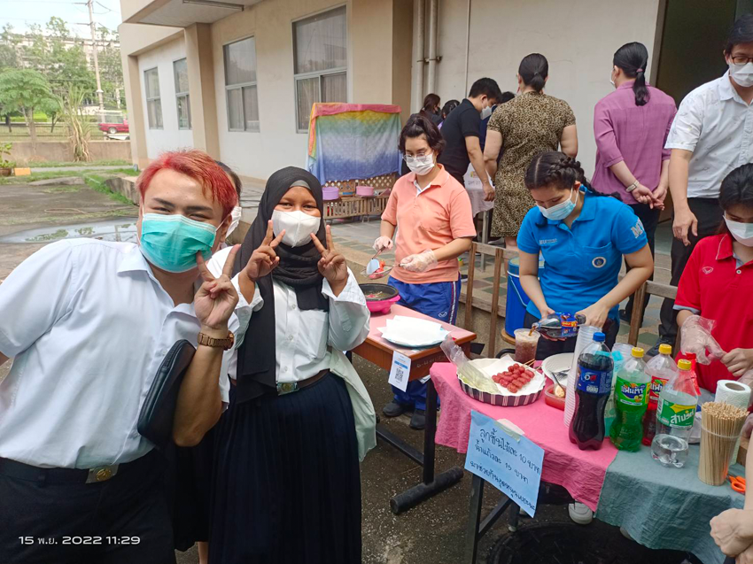 รักษาการแทนคณบดีวิทยาลัยราชสุดา ได้เยี่ยมชมผลงานของนักศึกษา ชั้นปีที่ 2 (รายวิชาศิลปะสําหรับครู) หลักสูตรศึกษาศาสตรบัณฑิต