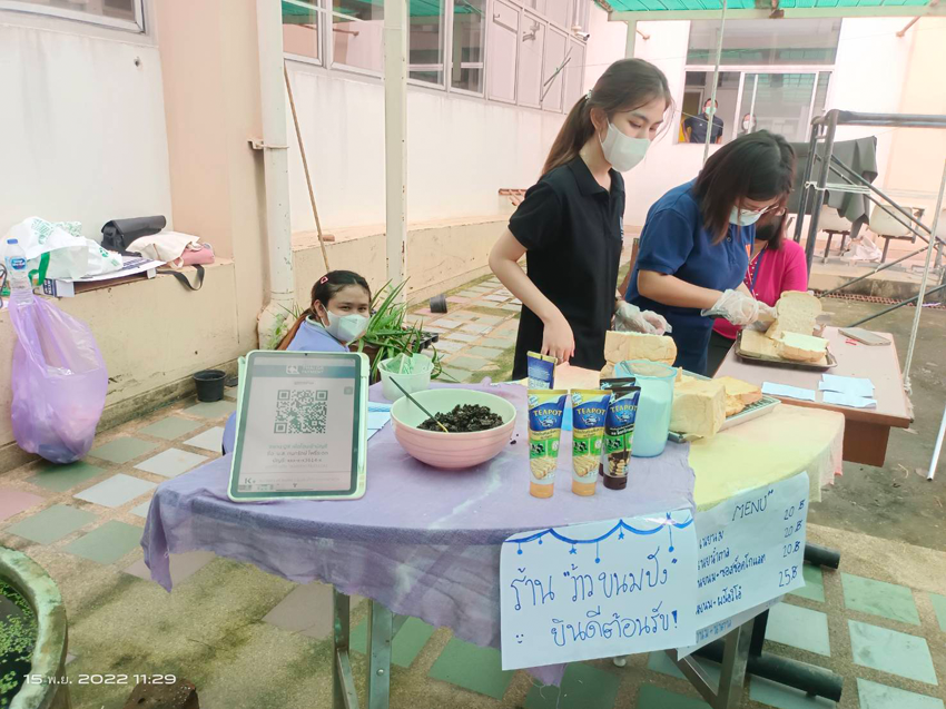 รักษาการแทนคณบดีวิทยาลัยราชสุดา ได้เยี่ยมชมผลงานของนักศึกษา ชั้นปีที่ 2 (รายวิชาศิลปะสําหรับครู) หลักสูตรศึกษาศาสตรบัณฑิต