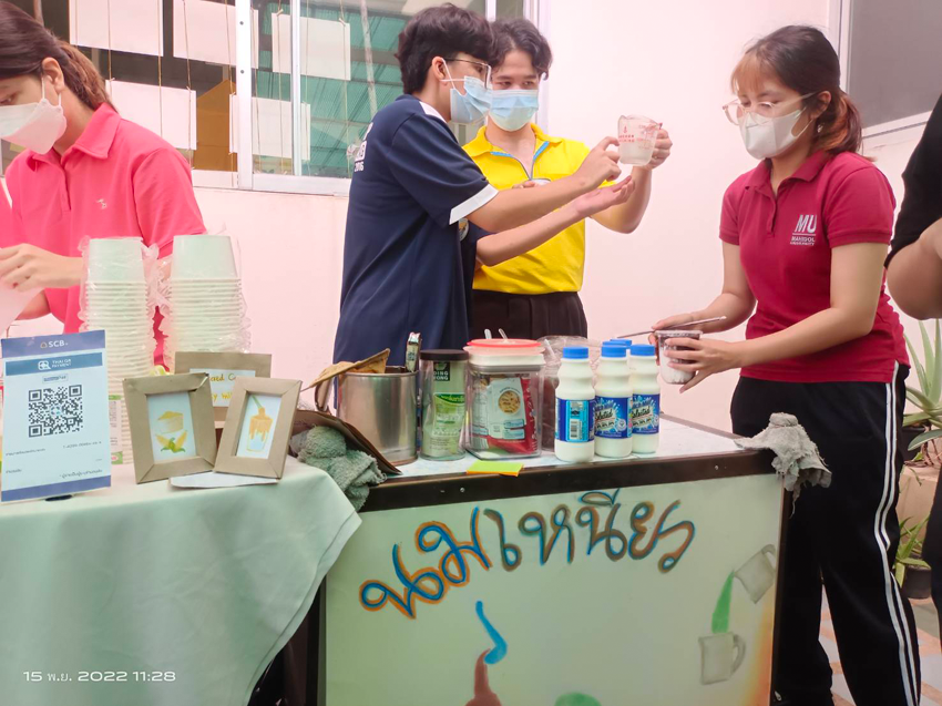 รักษาการแทนคณบดีวิทยาลัยราชสุดา ได้เยี่ยมชมผลงานของนักศึกษา ชั้นปีที่ 2 (รายวิชาศิลปะสําหรับครู) หลักสูตรศึกษาศาสตรบัณฑิต