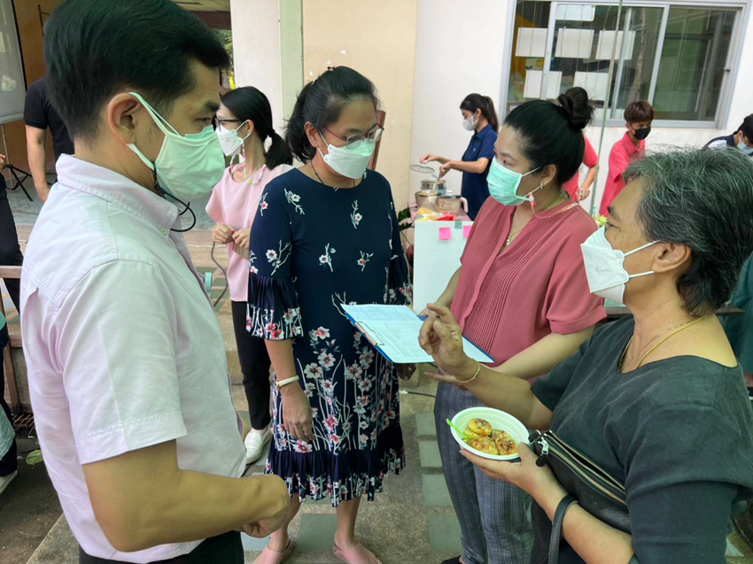 รักษาการแทนคณบดีวิทยาลัยราชสุดา ได้เยี่ยมชมผลงานของนักศึกษา ชั้นปีที่ 2 (รายวิชาศิลปะสําหรับครู) หลักสูตรศึกษาศาสตรบัณฑิต