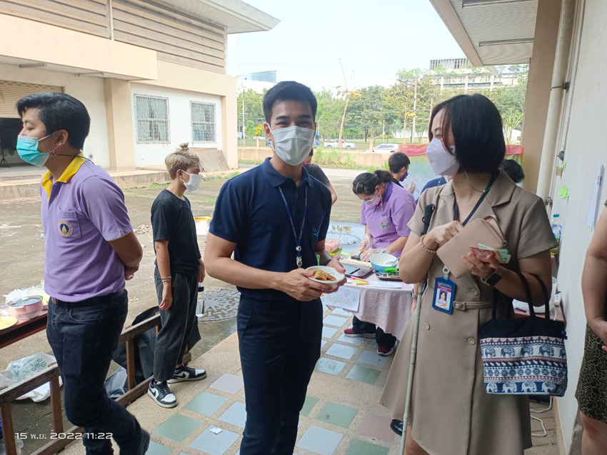 รักษาการแทนคณบดีวิทยาลัยราชสุดา ได้เยี่ยมชมผลงานของนักศึกษา ชั้นปีที่ 2 (รายวิชาศิลปะสําหรับครู) หลักสูตรศึกษาศาสตรบัณฑิต