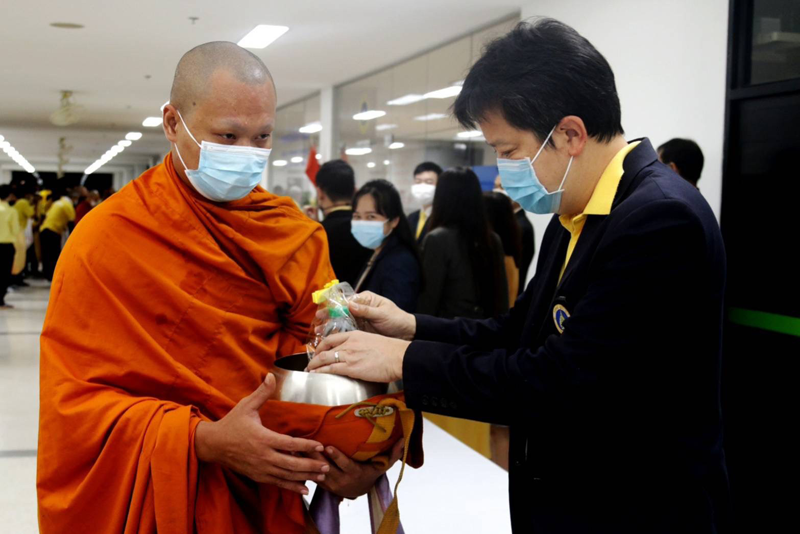 พิธีทำบุญตักบาตร พระภิกษุสงฆ์ สามเณร จำนวน 20 รูป และพิธีบำเพ็ญกุศลถวายเป็นพระราชกุศล