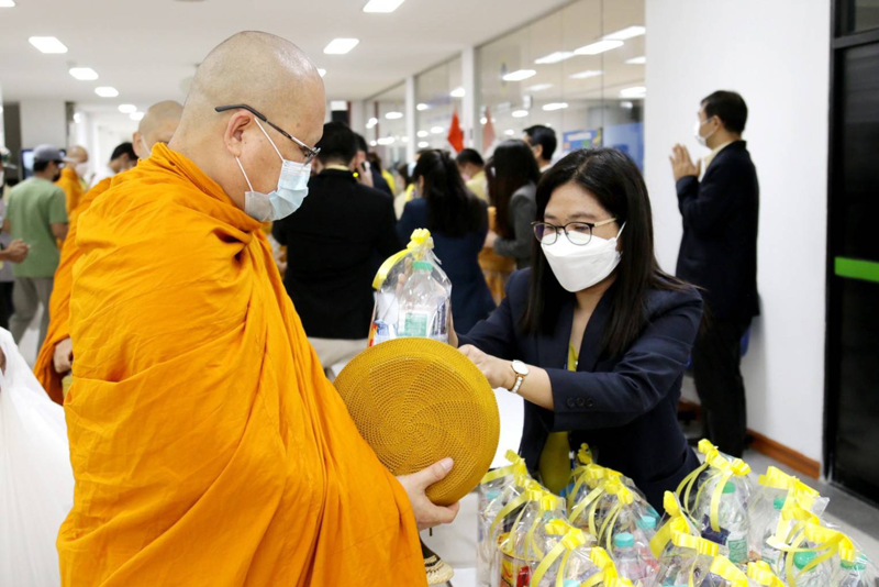 พิธีทำบุญตักบาตร พระภิกษุสงฆ์ สามเณร จำนวน 20 รูป และพิธีบำเพ็ญกุศลถวายเป็นพระราชกุศล