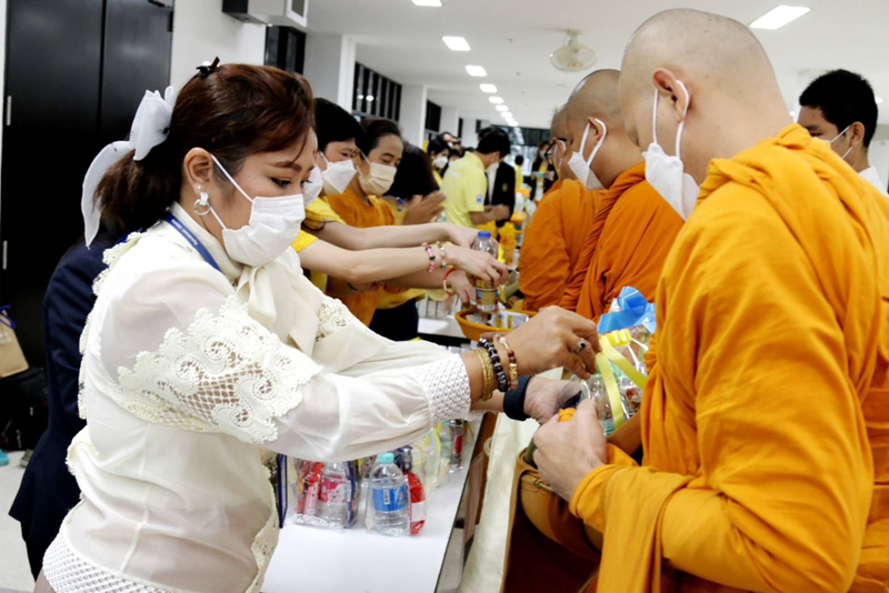 พิธีทำบุญตักบาตร พระภิกษุสงฆ์ สามเณร จำนวน 20 รูป และพิธีบำเพ็ญกุศลถวายเป็นพระราชกุศล
