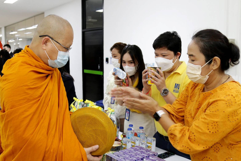 พิธีทำบุญตักบาตร พระภิกษุสงฆ์ สามเณร จำนวน 20 รูป และพิธีบำเพ็ญกุศลถวายเป็นพระราชกุศล