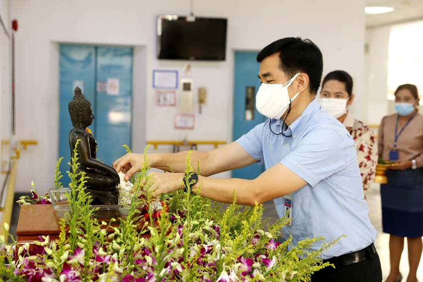 ภาพ พิธีสักการะบูชาและสรงน้ำพระพุทธรูปประจำวิทยาลัยราชสุดา เนื่องในประเพณีวันสงกรานต์ ประจำปี พ.ศ. 2566
