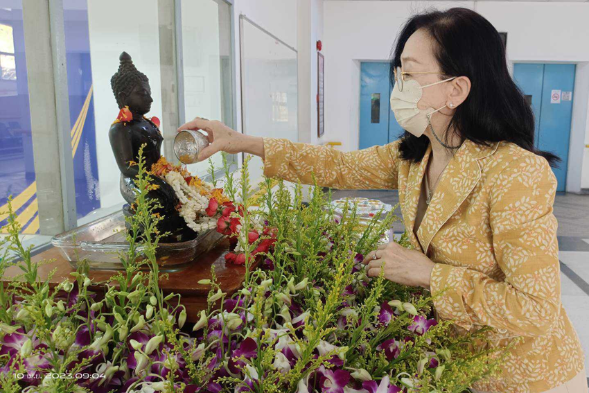 ภาพ พิธีสักการะบูชาและสรงน้ำพระพุทธรูปประจำวิทยาลัยราชสุดา เนื่องในประเพณีวันสงกรานต์ ประจำปี พ.ศ. 2566
