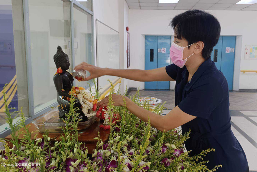ภาพ พิธีสักการะบูชาและสรงน้ำพระพุทธรูปประจำวิทยาลัยราชสุดา เนื่องในประเพณีวันสงกรานต์ ประจำปี พ.ศ. 2566