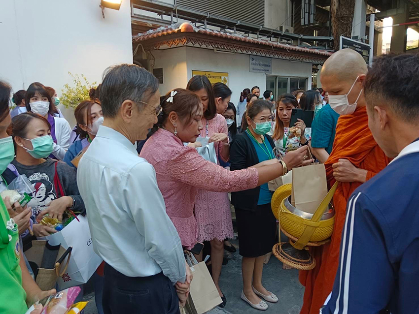 พิธีทำบุญตักบาตรเนื่องในโอกาสส่งท้ายปีเก่าต้อนรับปีใหม่ 2567 พิธีทำบุญตักบาตรเนื่องในโอกาสส่งท้ายปีเก่าต้อนรับปีใหม่ 2567