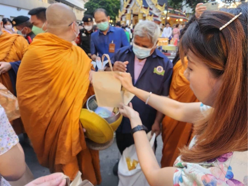 พิธีทำบุญตักบาตรเนื่องในโอกาสส่งท้ายปีเก่าต้อนรับปีใหม่ 2567 พิธีทำบุญตักบาตรเนื่องในโอกาสส่งท้ายปีเก่าต้อนรับปีใหม่ 2567