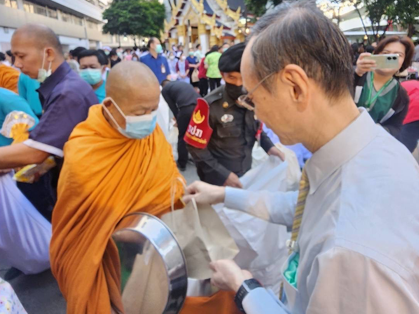 พิธีทำบุญตักบาตรเนื่องในโอกาสส่งท้ายปีเก่าต้อนรับปีใหม่ 2567 พิธีทำบุญตักบาตรเนื่องในโอกาสส่งท้ายปีเก่าต้อนรับปีใหม่ 2567