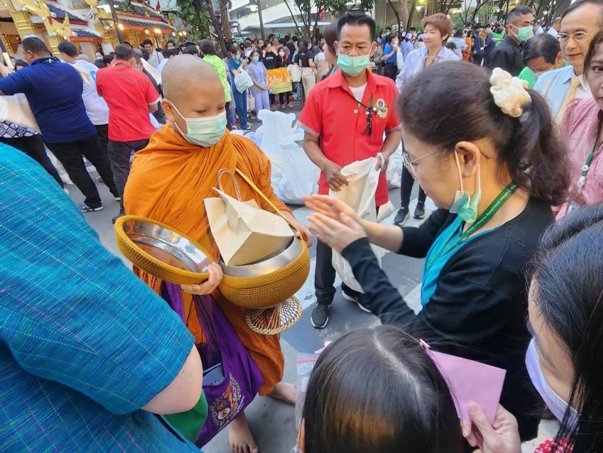 พิธีทำบุญตักบาตรเนื่องในโอกาสส่งท้ายปีเก่าต้อนรับปีใหม่ 2567 พิธีทำบุญตักบาตรเนื่องในโอกาสส่งท้ายปีเก่าต้อนรับปีใหม่ 2567