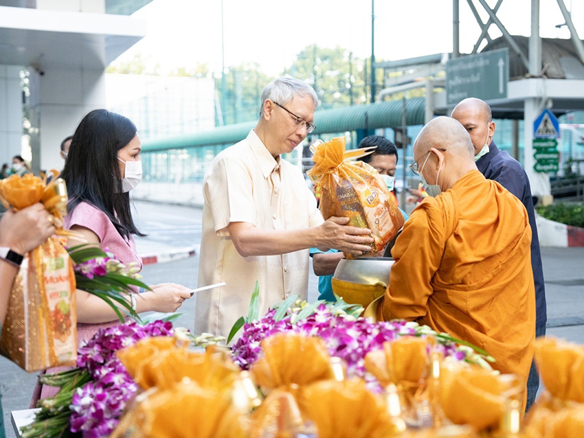 พิธีทำบุญตักบาตรเนื่องในโอกาสส่งท้ายปีเก่าต้อนรับปีใหม่ 2567 พิธีทำบุญตักบาตรเนื่องในโอกาสส่งท้ายปีเก่าต้อนรับปีใหม่ 2567