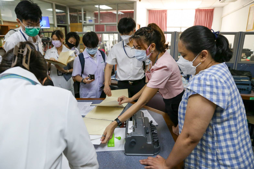 นักศึกษาแพทย์ชั้นปีที่ 4 จากภาควิชาจักษุวิทยา คณะแพทยศาสตร์โรงพยาบาลรามาธิบดี มหาวิทยาลัยมหิดล จำนวน 28 คน เข้าศึกษาดูงานงานบริการวิชาการด้านคนพิการทางการเห็น