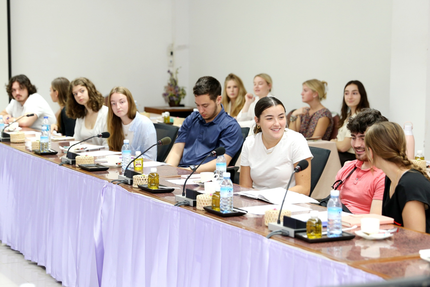 คณะอาจารย์และนักศึกษาจาก University of Delaware ประเทศสหรัฐอเมริกา และคณาจารย์จากมหาวิทยาลัยบูรพา เยี่ยมชมวิทยาลัยราชสุดาและแลกเปลี่ยนเรียนรู้ด้านการศึกษาของคนพิการ