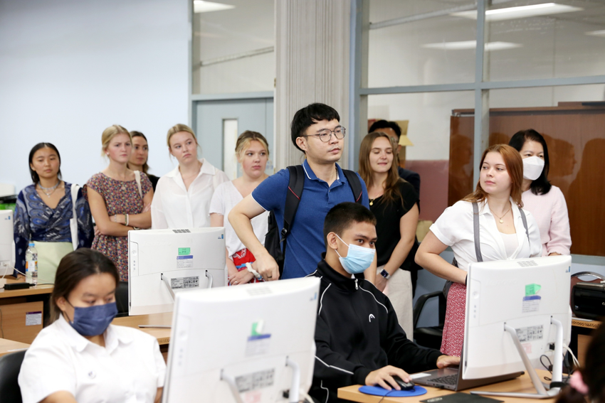 คณะอาจารย์และนักศึกษาจาก University of Delaware ประเทศสหรัฐอเมริกา และคณาจารย์จากมหาวิทยาลัยบูรพา เยี่ยมชมวิทยาลัยราชสุดาและแลกเปลี่ยนเรียนรู้ด้านการศึกษาของคนพิการ
