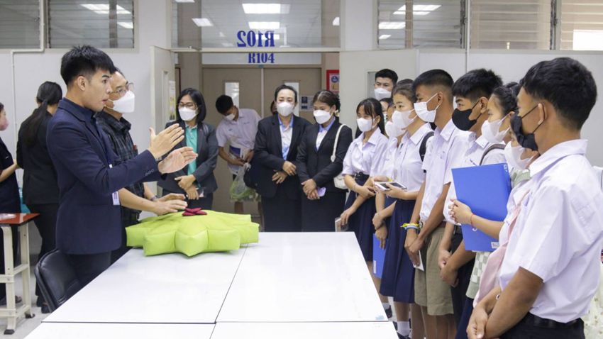 ต้อนรับคณะครู และนักเรียนจาก โรงเรียนโสตศึกษาจังหวัดสุรินทร์ เข้าศึกษาดูงาน ณ วิทยาลัยราชสุดาฯ