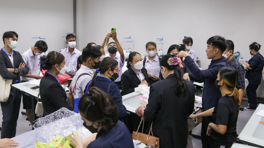 ต้อนรับคณะครู และนักเรียนจาก โรงเรียนโสตศึกษาจังหวัดสุรินทร์ เข้าศึกษาดูงาน ณ วิทยาลัยราชสุดาฯ