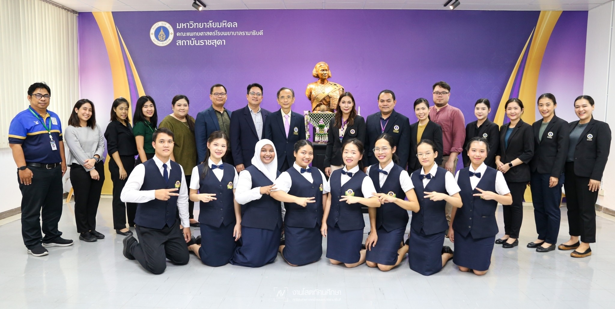พิธีมอบเสื้อปฏิบัติการล่ามภาษามือไทย พิธีมอบเสื้อปฏิบัติการล่ามภาษามือไทย