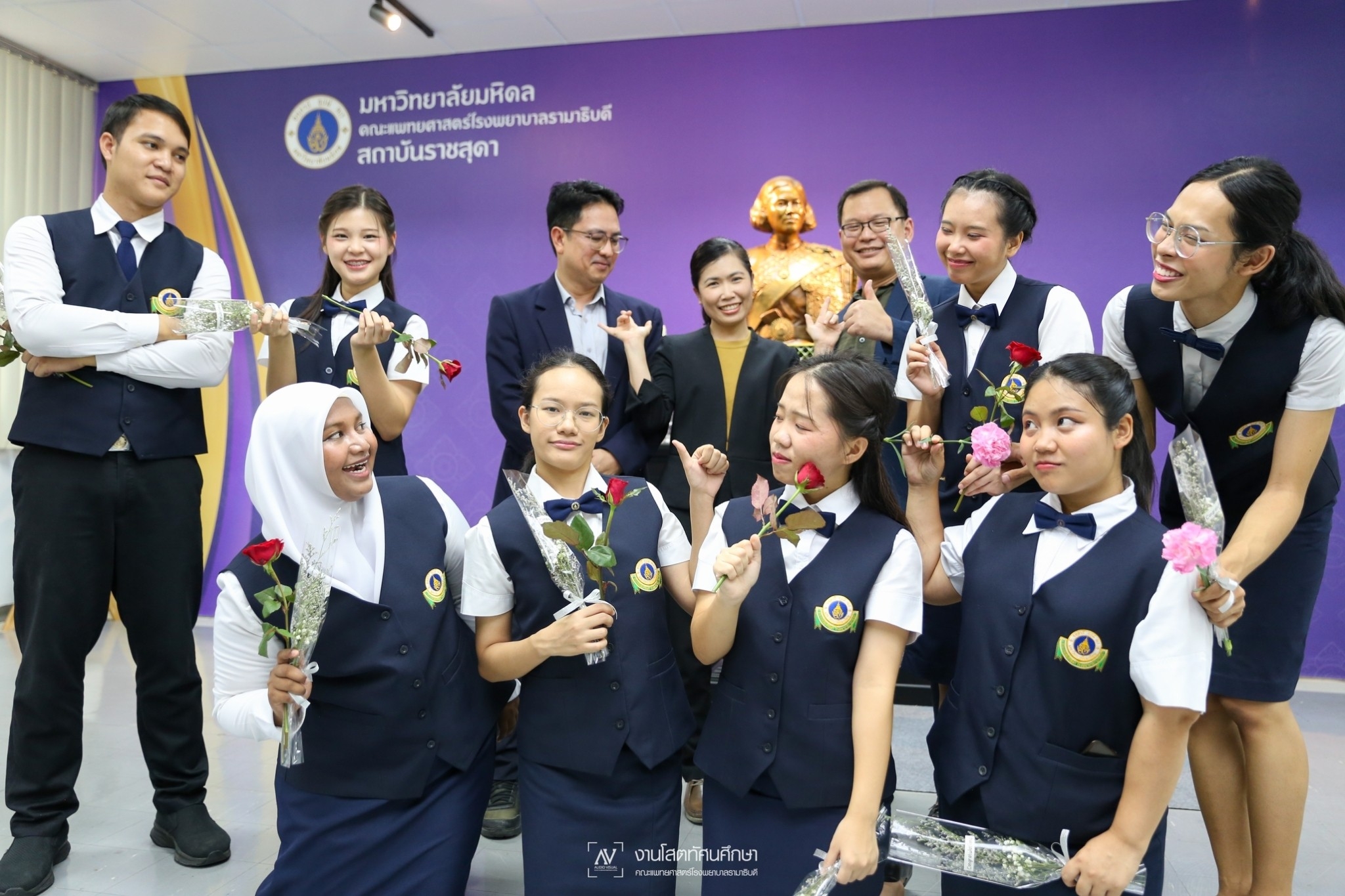 พิธีมอบเสื้อปฏิบัติการล่ามภาษามือไทย พิธีมอบเสื้อปฏิบัติการล่ามภาษามือไทย