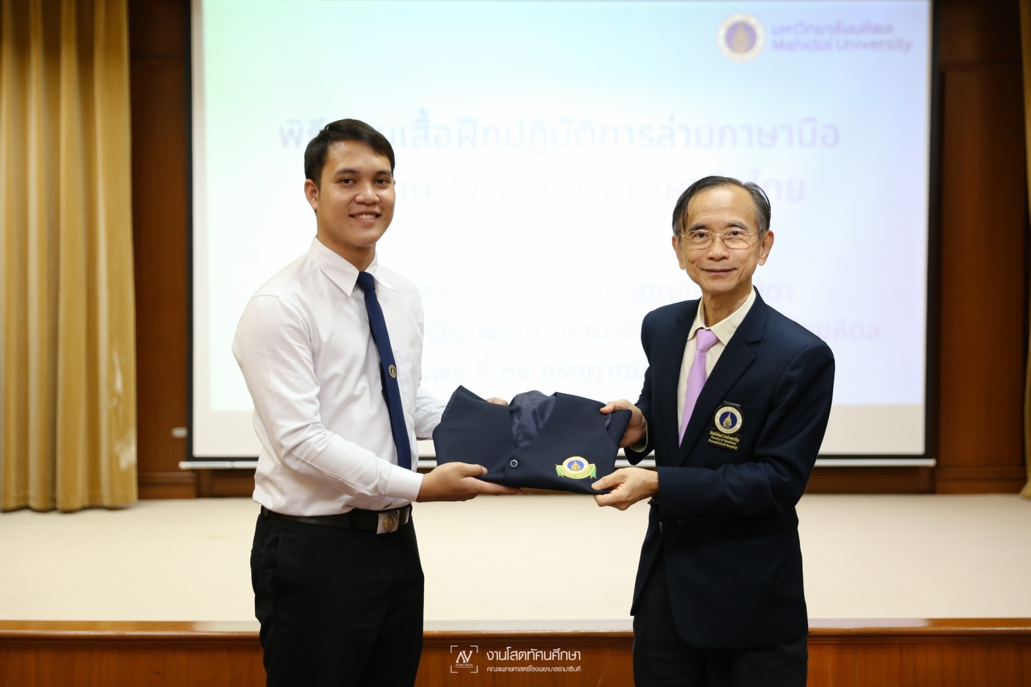 พิธีมอบเสื้อปฏิบัติการล่ามภาษามือไทย พิธีมอบเสื้อปฏิบัติการล่ามภาษามือไทย