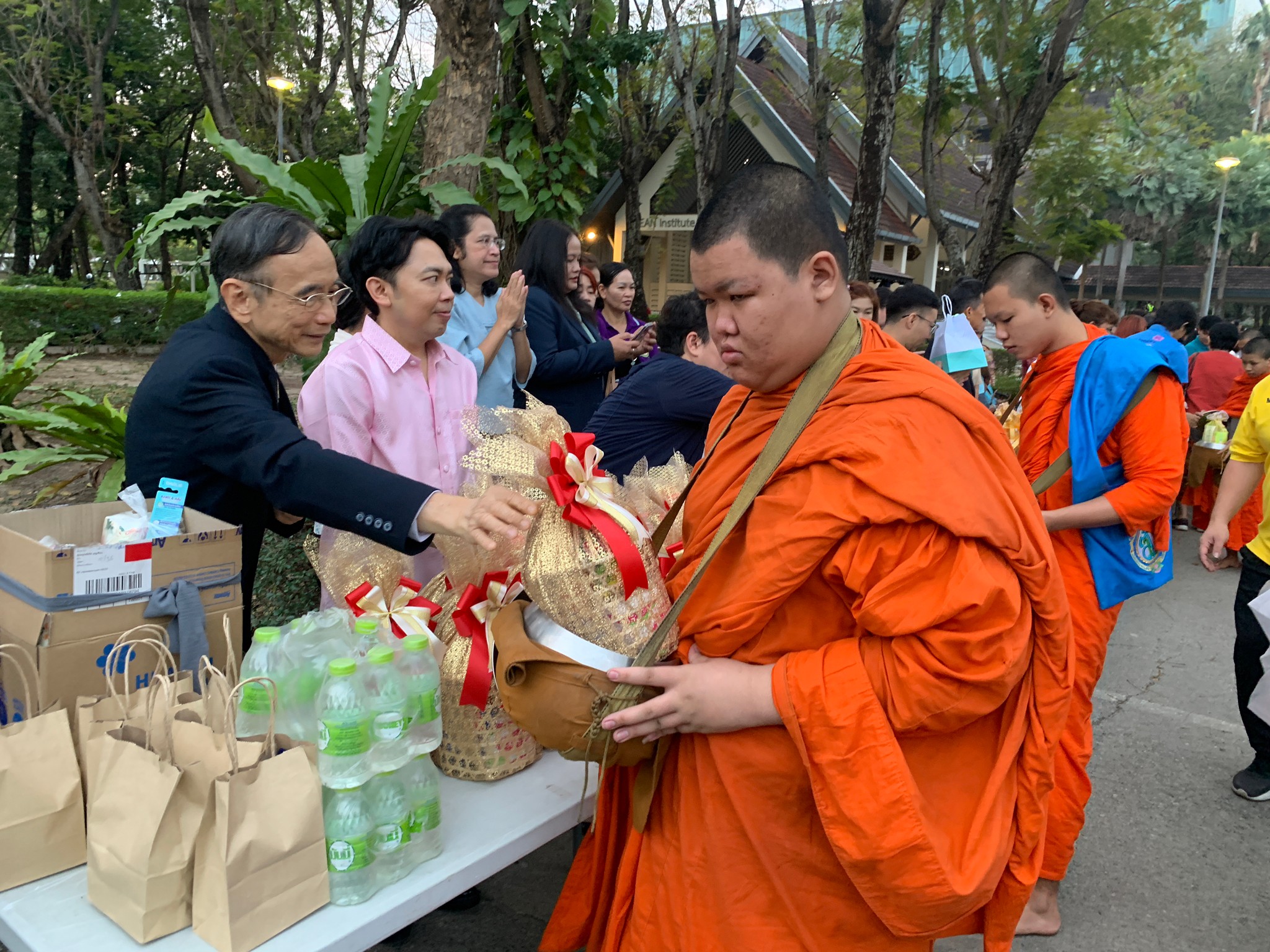 พิธีทำบุญตักบาตรพระสงฆ์และสามเณรเนื่องในศุภมงคลสมัยขึ้นปีใหม่ ปีพุทธศักราช 2568 พิธีทำบุญตักบาตรพระสงฆ์และสามเณรเนื่องในศุภมงคลสมัยขึ้นปีใหม่ ปีพุทธศักราช 2568