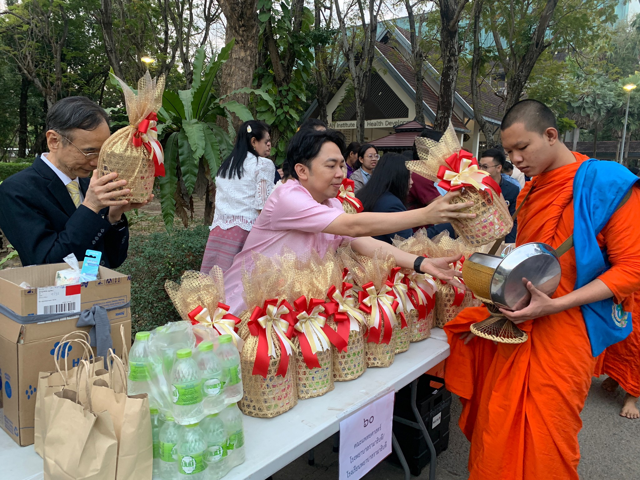 พิธีทำบุญตักบาตรพระสงฆ์และสามเณรเนื่องในศุภมงคลสมัยขึ้นปีใหม่ ปีพุทธศักราช 2568 พิธีทำบุญตักบาตรพระสงฆ์และสามเณรเนื่องในศุภมงคลสมัยขึ้นปีใหม่ ปีพุทธศักราช 2568