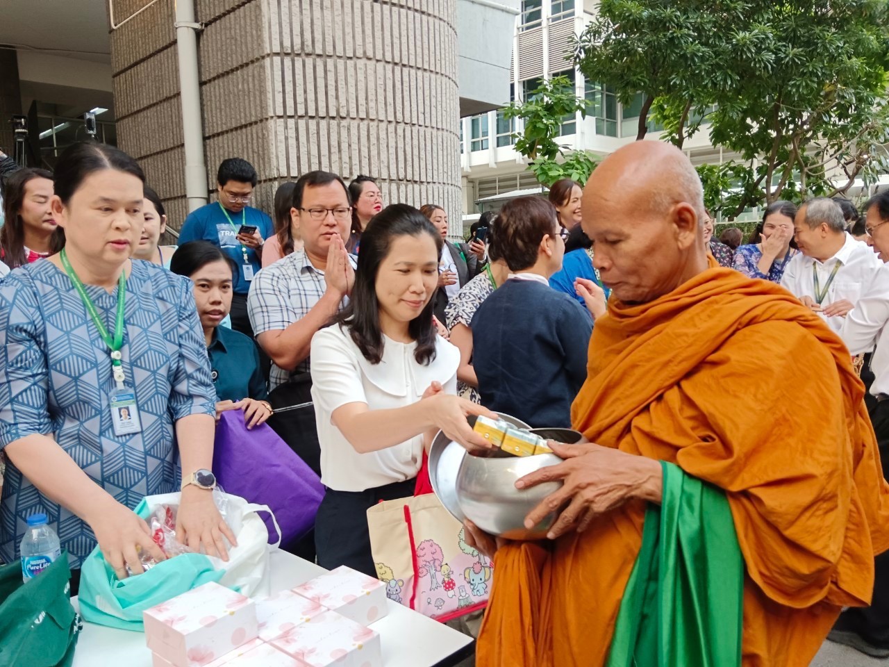 พิธีทำบุญตักบาตรเนื่องในโอกาสส่งท้ายปีเก่าต้อนรับปีใหม่ พ.ศ. 2568 พิธีทำบุญตักบาตรเนื่องในโอกาสส่งท้ายปีเก่าต้อนรับปีใหม่ พ.ศ. 2568