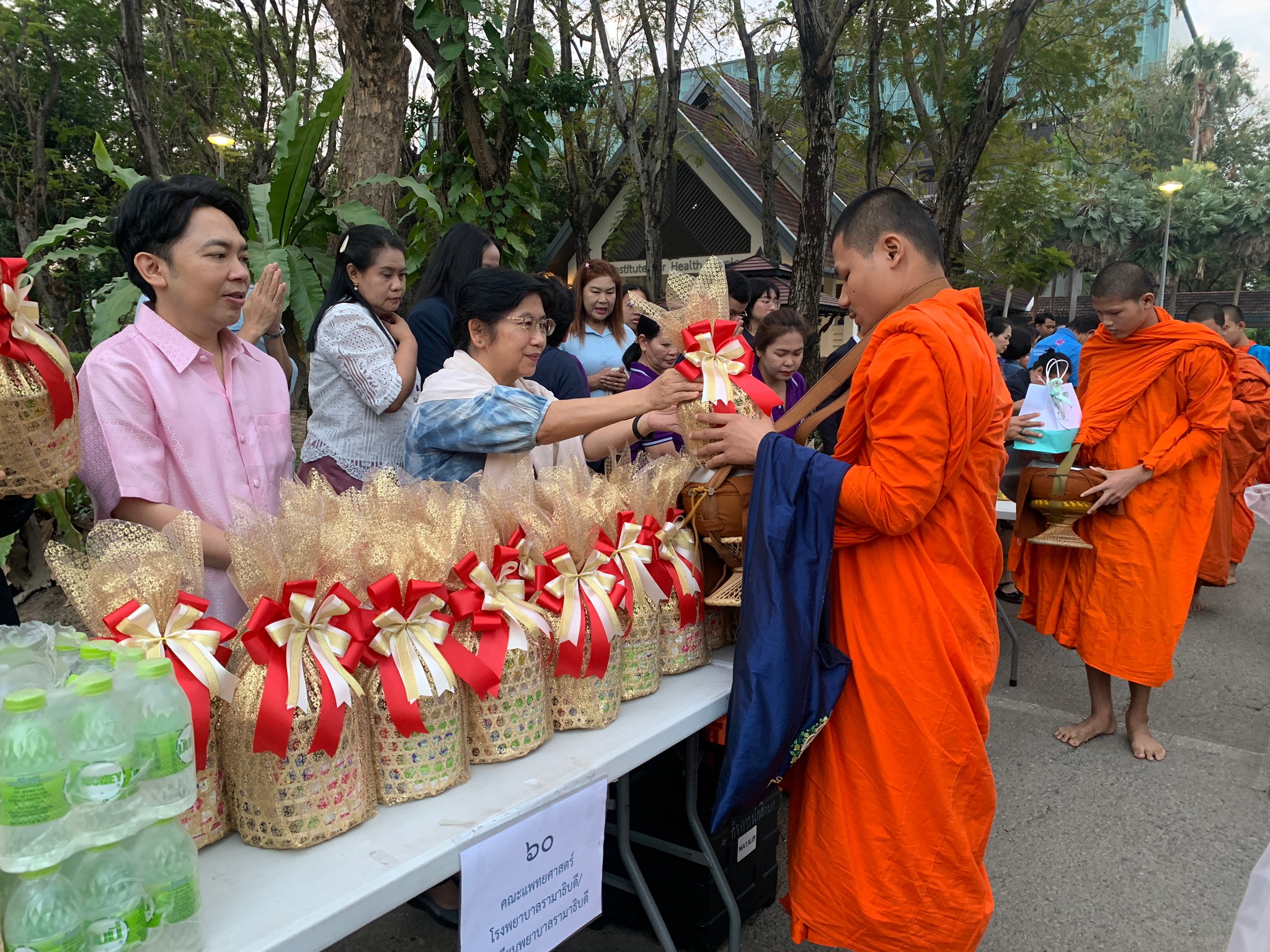 พิธีทำบุญตักบาตรพระสงฆ์และสามเณรเนื่องในศุภมงคลสมัยขึ้นปีใหม่ ปีพุทธศักราช 2568 พิธีทำบุญตักบาตรพระสงฆ์และสามเณรเนื่องในศุภมงคลสมัยขึ้นปีใหม่ ปีพุทธศักราช 2568