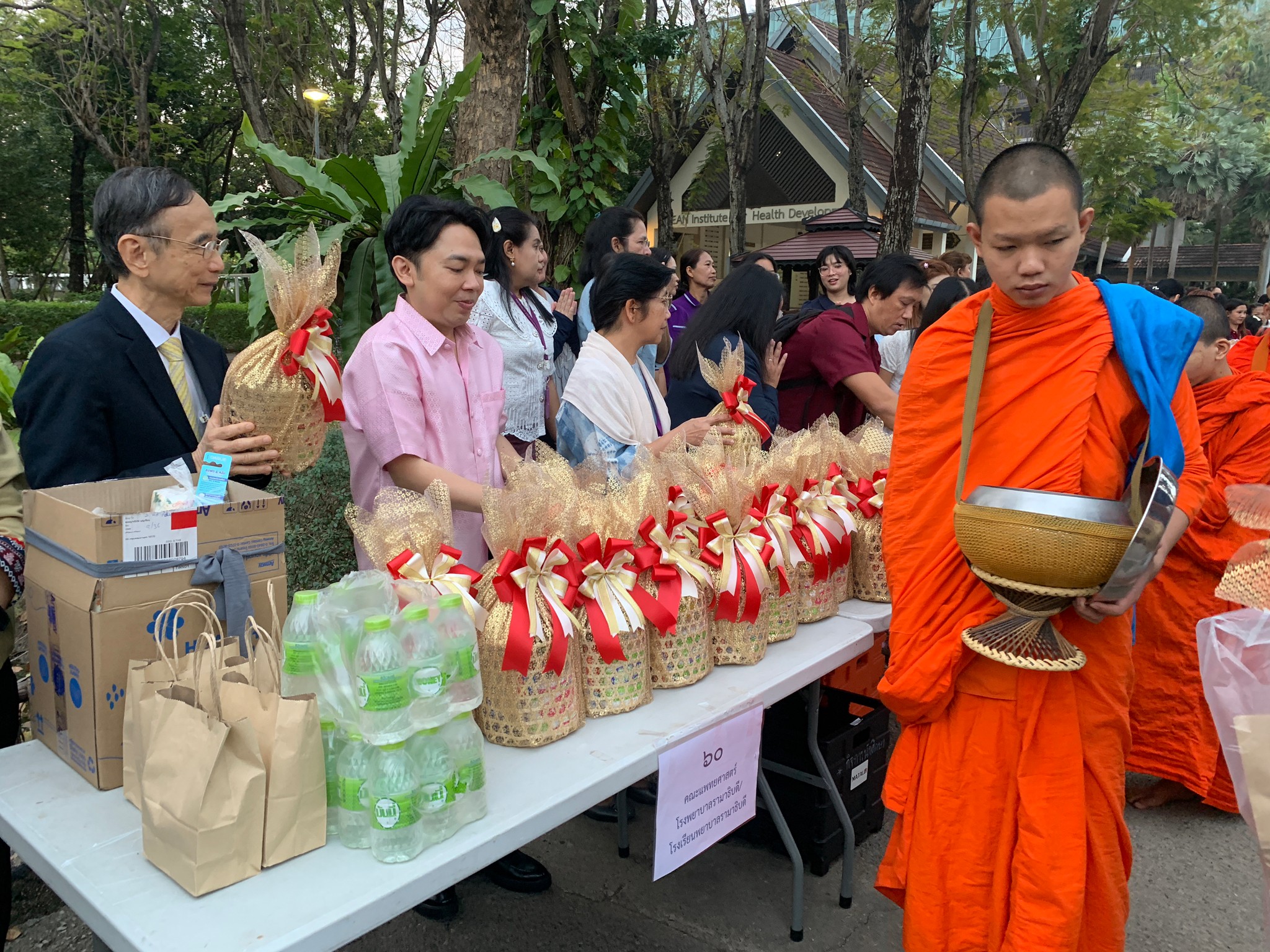 พิธีทำบุญตักบาตรพระสงฆ์และสามเณรเนื่องในศุภมงคลสมัยขึ้นปีใหม่ ปีพุทธศักราช 2568 พิธีทำบุญตักบาตรพระสงฆ์และสามเณรเนื่องในศุภมงคลสมัยขึ้นปีใหม่ ปีพุทธศักราช 2568