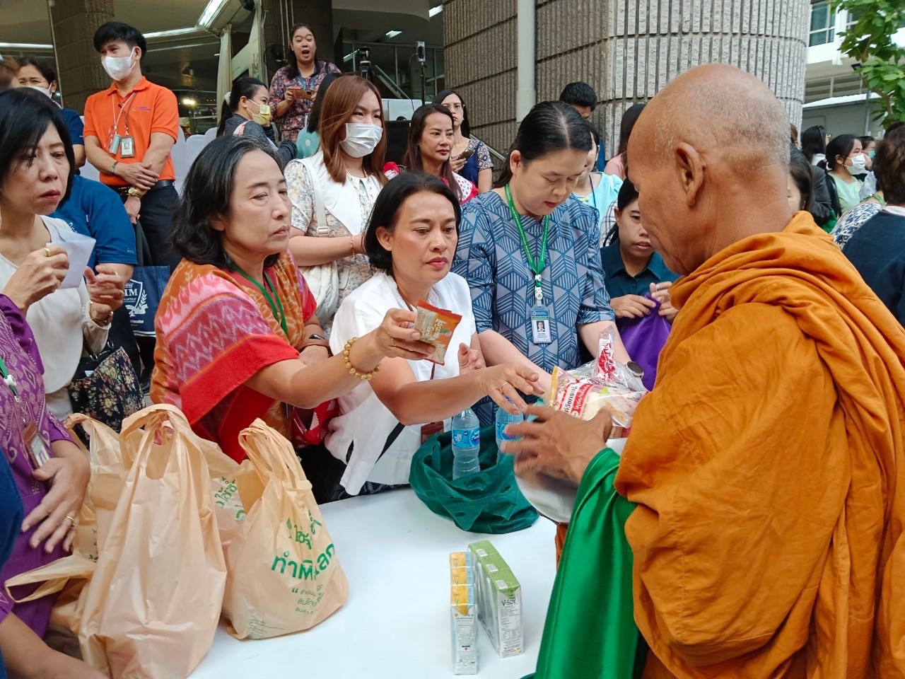 พิธีทำบุญตักบาตรเนื่องในโอกาสส่งท้ายปีเก่าต้อนรับปีใหม่ พ.ศ. 2568 พิธีทำบุญตักบาตรเนื่องในโอกาสส่งท้ายปีเก่าต้อนรับปีใหม่ พ.ศ. 2568