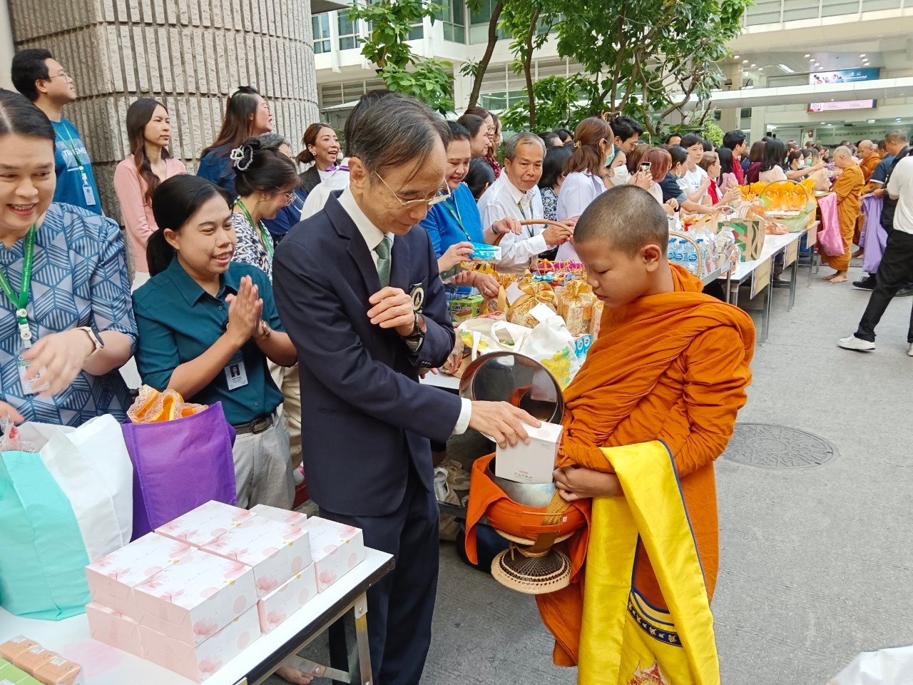 พิธีทำบุญตักบาตรเนื่องในโอกาสส่งท้ายปีเก่าต้อนรับปีใหม่ พ.ศ. 2568 พิธีทำบุญตักบาตรเนื่องในโอกาสส่งท้ายปีเก่าต้อนรับปีใหม่ พ.ศ. 2568