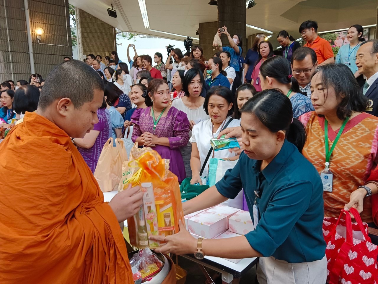 พิธีทำบุญตักบาตรเนื่องในโอกาสส่งท้ายปีเก่าต้อนรับปีใหม่ พ.ศ. 2568 พิธีทำบุญตักบาตรเนื่องในโอกาสส่งท้ายปีเก่าต้อนรับปีใหม่ พ.ศ. 2568