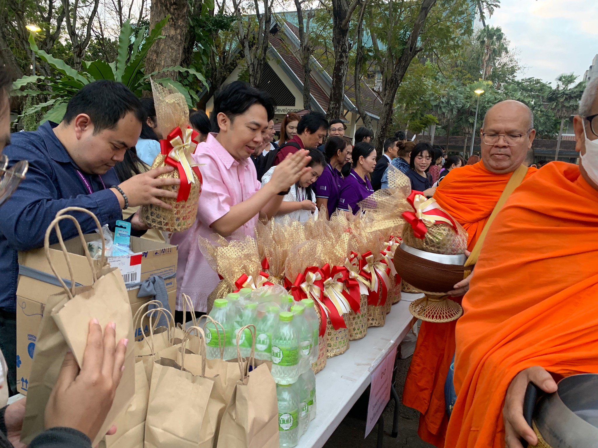 พิธีทำบุญตักบาตรพระสงฆ์และสามเณรเนื่องในศุภมงคลสมัยขึ้นปีใหม่ ปีพุทธศักราช 2568 พิธีทำบุญตักบาตรพระสงฆ์และสามเณรเนื่องในศุภมงคลสมัยขึ้นปีใหม่ ปีพุทธศักราช 2568