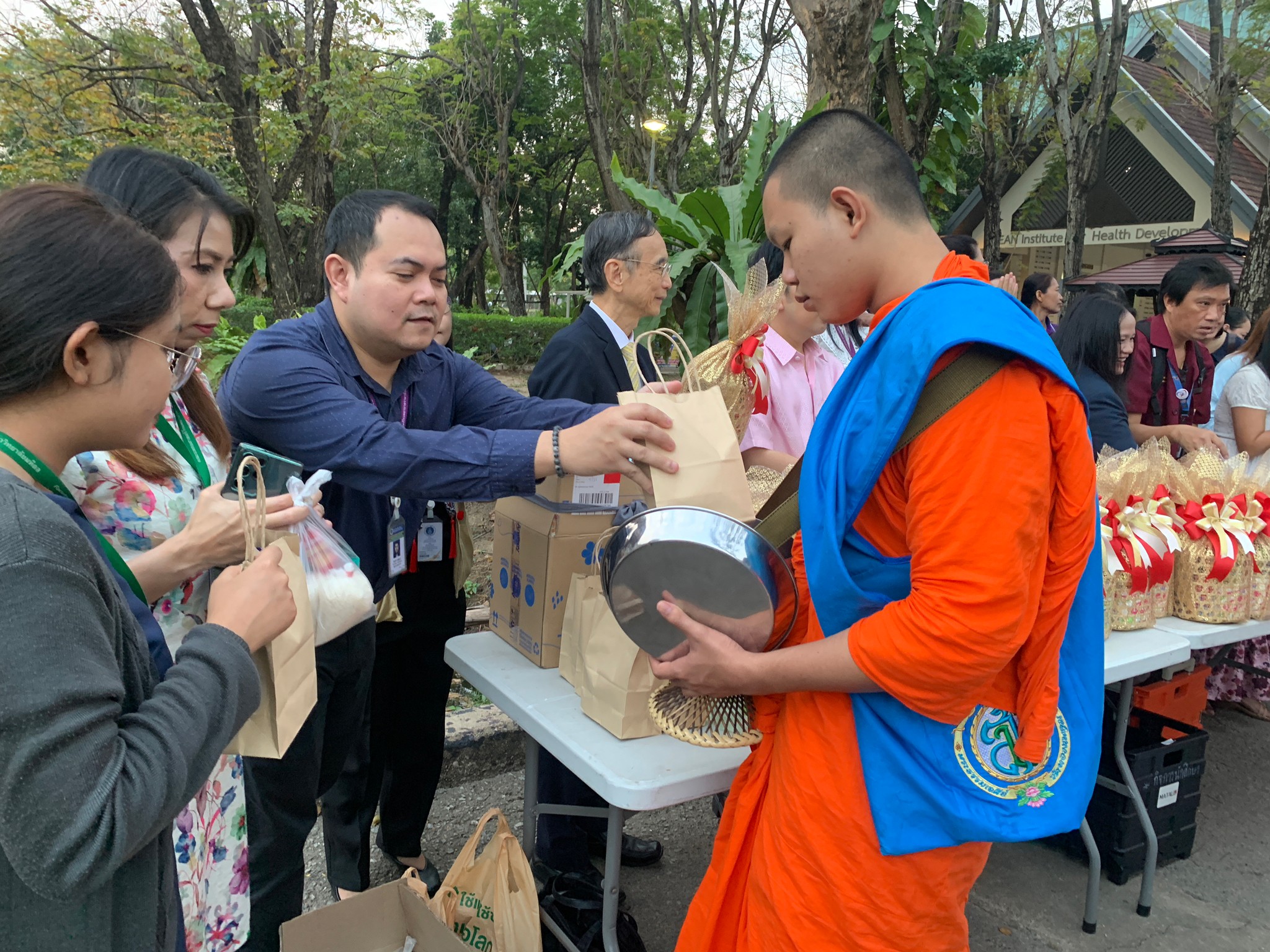 พิธีทำบุญตักบาตรพระสงฆ์และสามเณรเนื่องในศุภมงคลสมัยขึ้นปีใหม่ ปีพุทธศักราช 2568 พิธีทำบุญตักบาตรพระสงฆ์และสามเณรเนื่องในศุภมงคลสมัยขึ้นปีใหม่ ปีพุทธศักราช 2568
