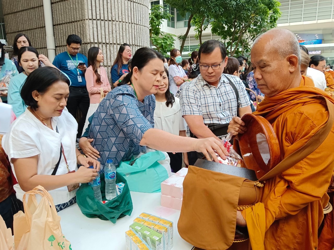 พิธีทำบุญตักบาตรเนื่องในโอกาสส่งท้ายปีเก่าต้อนรับปีใหม่ พ.ศ. 2568 พิธีทำบุญตักบาตรเนื่องในโอกาสส่งท้ายปีเก่าต้อนรับปีใหม่ พ.ศ. 2568